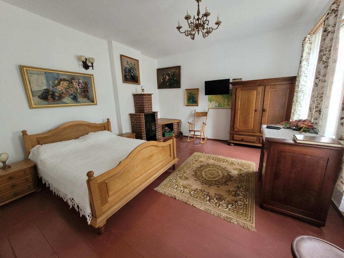 Holiday home Dom Pod Platanami